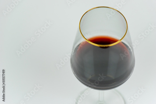 Kieliszek do wina pozłacany białe tło