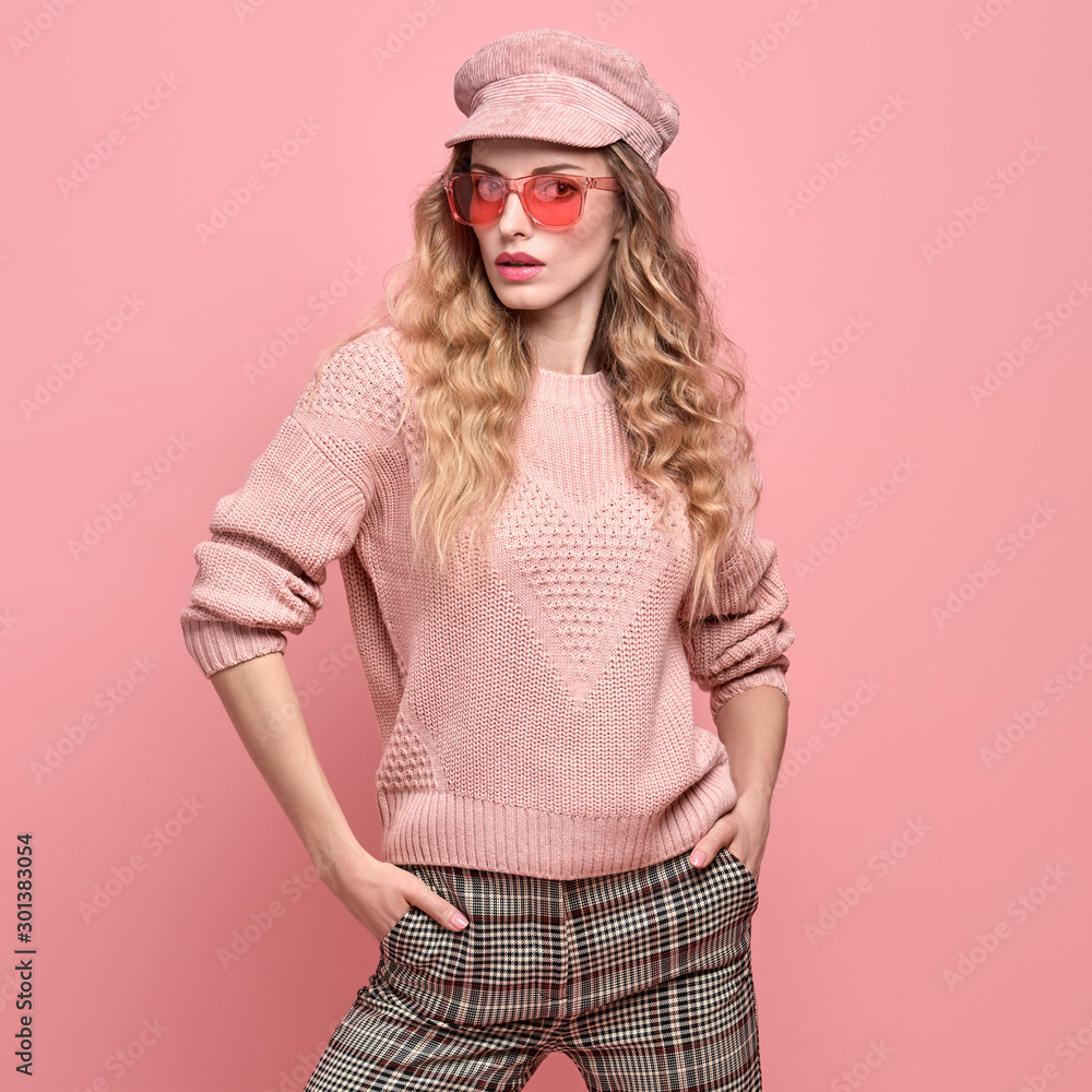 Fashionable woman in Trendy pink outfit, stylish hairstyle, makeup. Young  blonde in jumper, cap. Sensual beautiful model girl in stylish sunglasses,  pastel fashion beauty concept on pink foto de Stock | Adobe