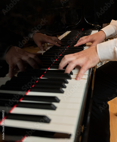 Canvas Print Pianista suona sul pianoforte con le mani in posizione sui tasti della tastiera,