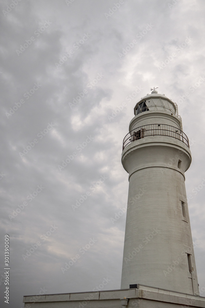曇り空と潮岬灯台