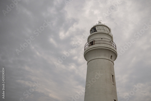 曇り空と潮岬灯台
