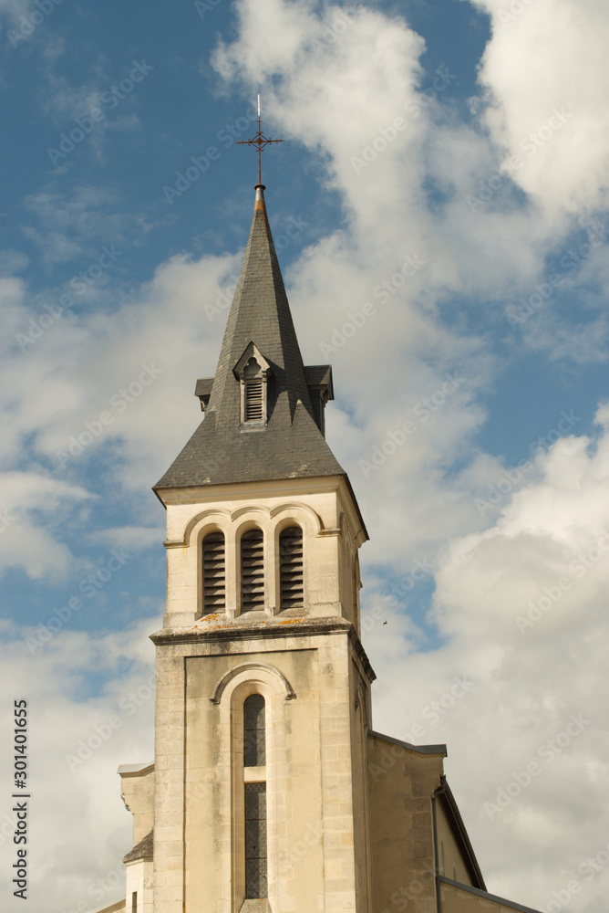 Clocher de l'église du village de Luglon dans les Landes