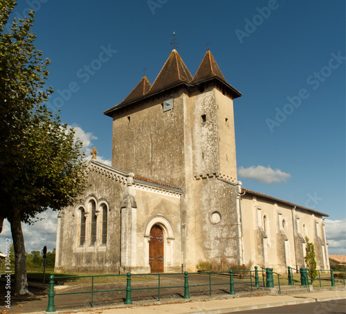 Clocher de l'église Saint Jacques dans le village de Saint Yaguen photo