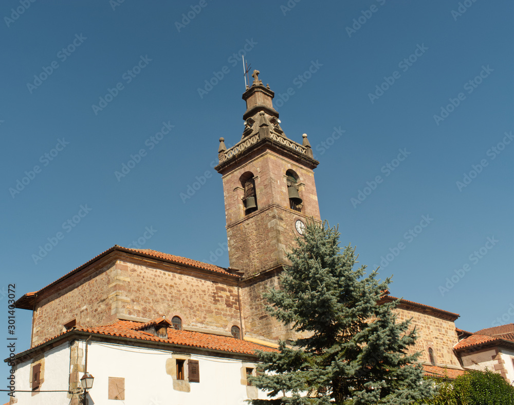 Clocher de l'église du village d'Arizkun en Espagne