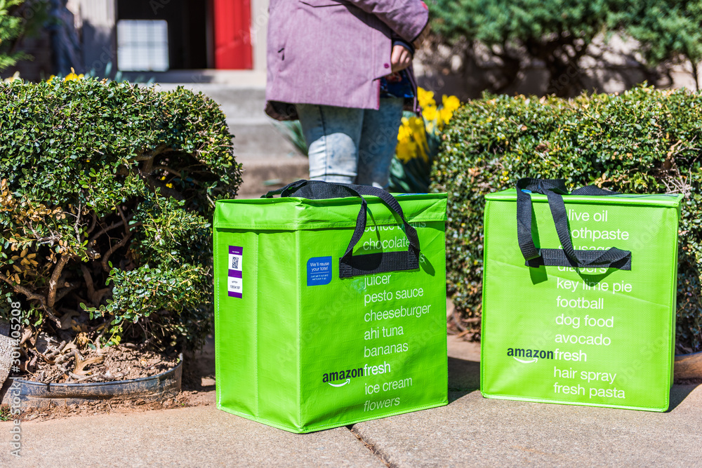Fairfax, USA - March 2, 2017: Amazon Fresh insulated grocery delivery bags  on front porch closeup foto de Stock | Adobe Stock
