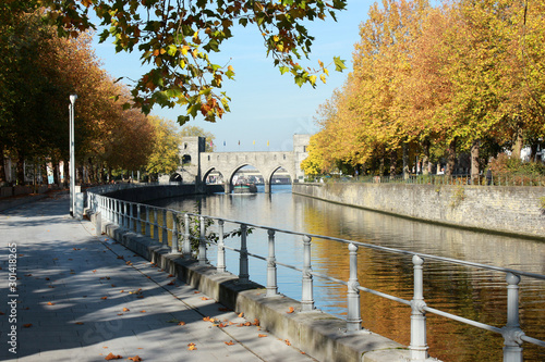 Tournai. Belgique Quai Notre-Dame, canal, Pont des trous  photo