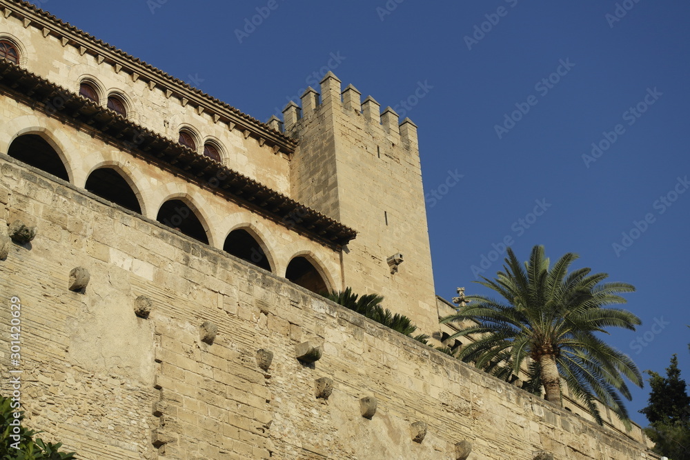 Der Palacio Real de la Almudaina in Palma de Mallorca ist der Amtssitz des Königs, wenn er auf der Insel ist Der Palacio Real de la Almudaina in Palma de Mallorca ist der Amtssitz des Königs, wenn er auf der Insel ist