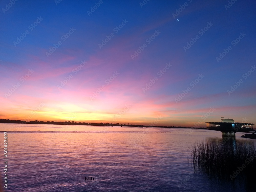 Obraz premium sunset on the lake