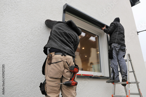 Konstfotografi Arbeiter montieren einen Rollladen