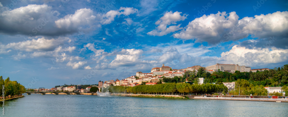 Vue du Mondego et de la ville de Coimbra, Portugal