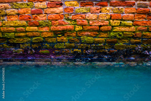 Mauer in Venedig im Wasser