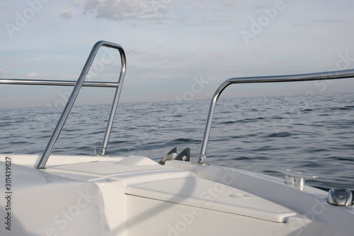 Proa del barco en el mar hacia el horizonte