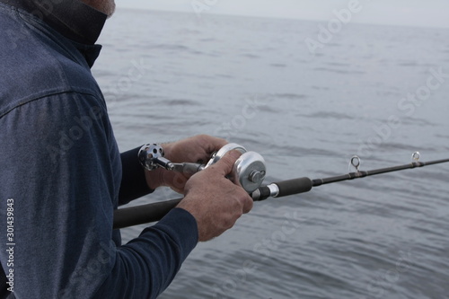 Pescador manejando la caña de pesca