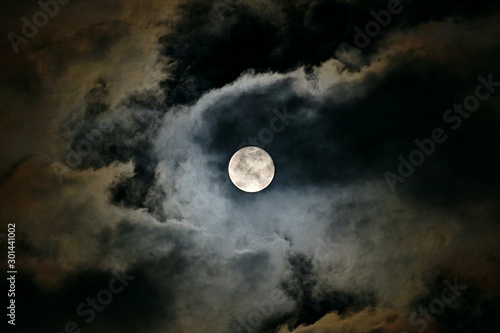Luna llena sobre cielo nublado