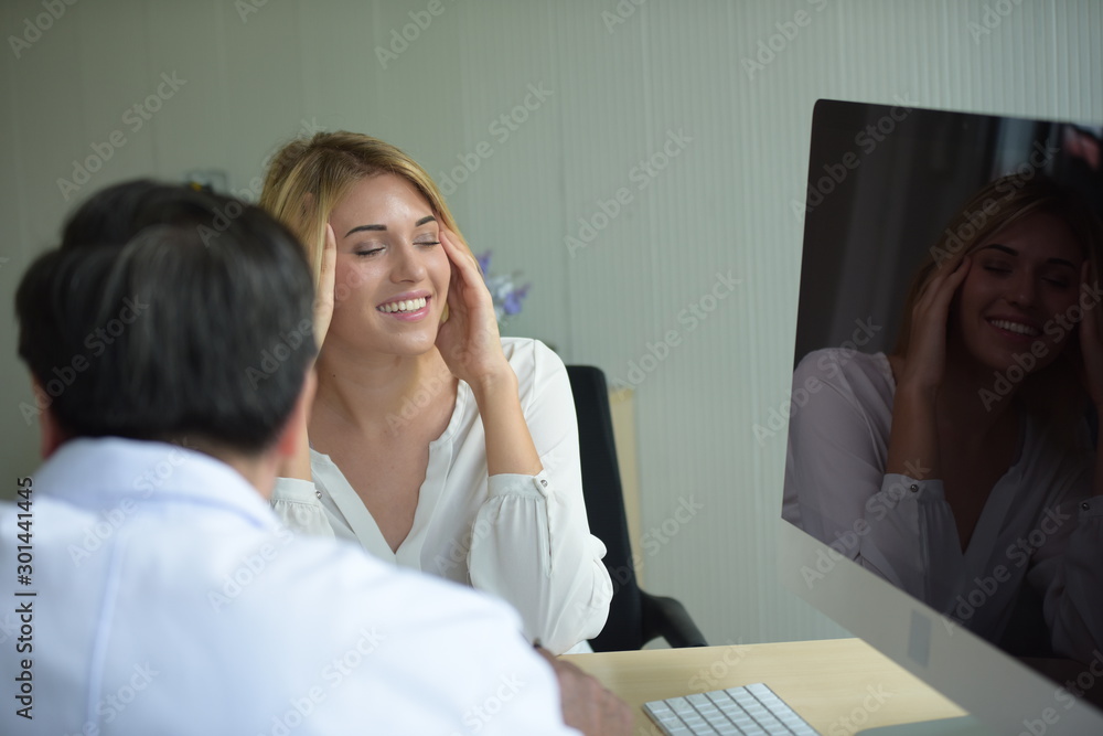 Obraz premium Beautiful girl consulted the doctor,Woman talking to doctor psychiatrist in hospital,Discuss issue and find solutions to mental health problems.