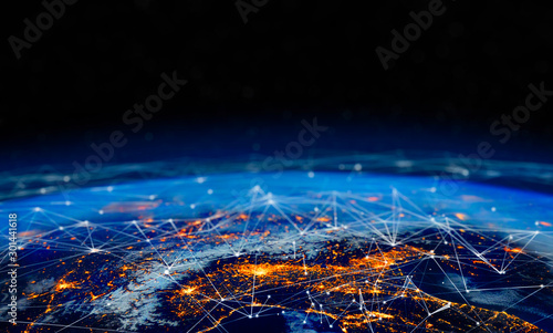 Technologia komunikacyjna dla biznesu internetowego. Globalna światowa sieć i telekomunikacja na ziemi, kryptowaluta i blockchain oraz Internet Rzeczy. Elementy tego obrazu dostarczone przez NASA