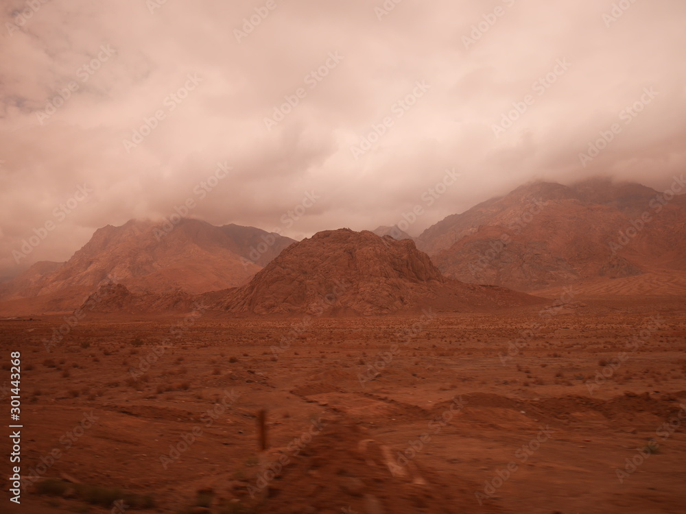 désert et montagne , ciel et sable 