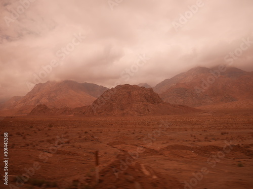 désert et montagne , ciel et sable 