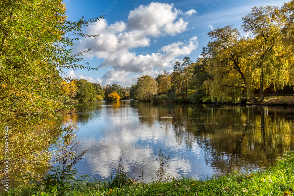 Teich Steinfurths Diek in Hamburg im Herbst