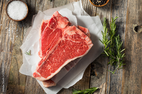 Tableau sur toile Raw Red Grass Fed T Bone Steak