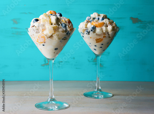 Fotografia Two servings of ambrosia salad made with blueberries, mandarin oranges, pineapple and coconut