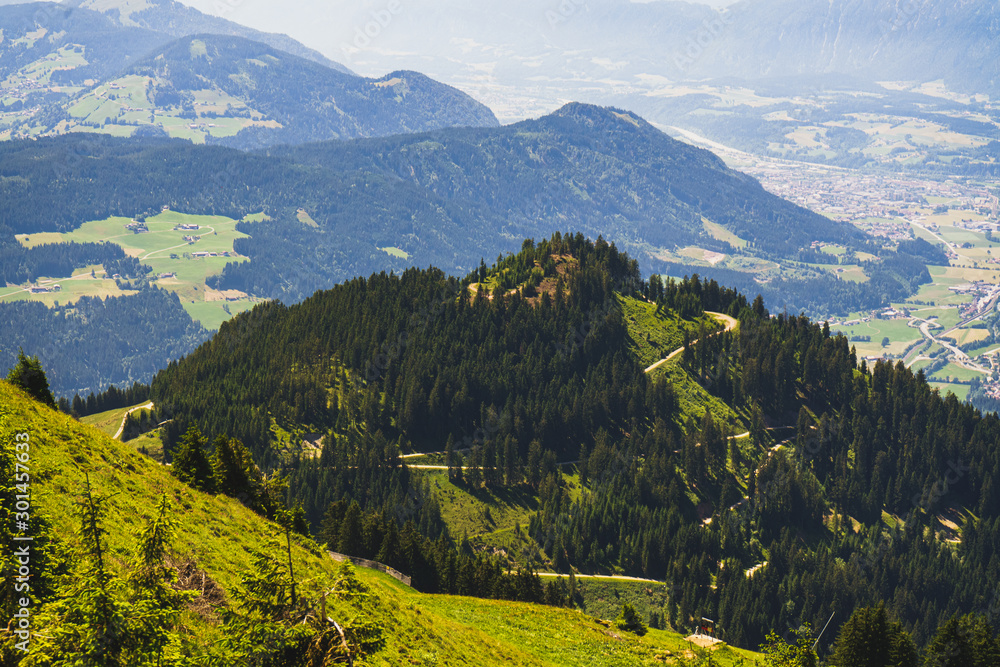 Der Brugberg im Brixental mit Wörgl und Mayrhofen im Hintergrund. Die seichten Berge am Brixental.