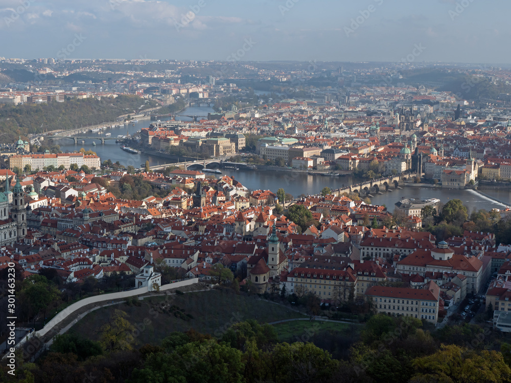 Prag: Blick auf die Moldau mit ihren Brücken (rechts Karsbrücke) und die Stadtteile Kleine Seite (vorne),  dahinter Josefstadt und Altstadt 