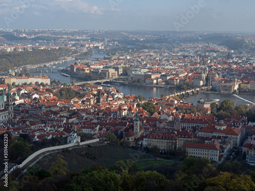 Prag: Blick auf die Moldau mit ihren Brücken (rechts Karsbrücke) und die Stadtteile Kleine Seite (vorne), dahinter Josefstadt und Altstadt 
