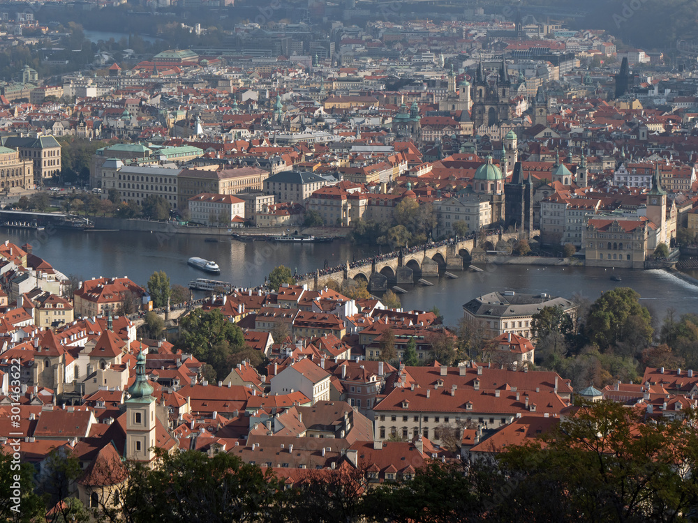Prag: Blick auf Karlsbrücke, Moldau und die Stadtteile Kleine Seite (vorne), dahinter Josefstadt und Altstadt