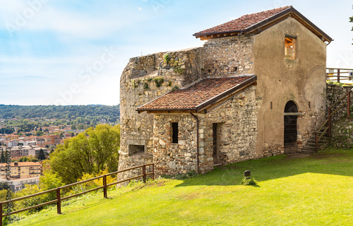 Tableau sur toile Medieval Rocca Borromea of Arona above the city, Arona, Piedmont, Italy