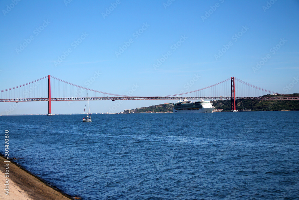 Fototapeta premium Red 25th of April bridge in Lisbon