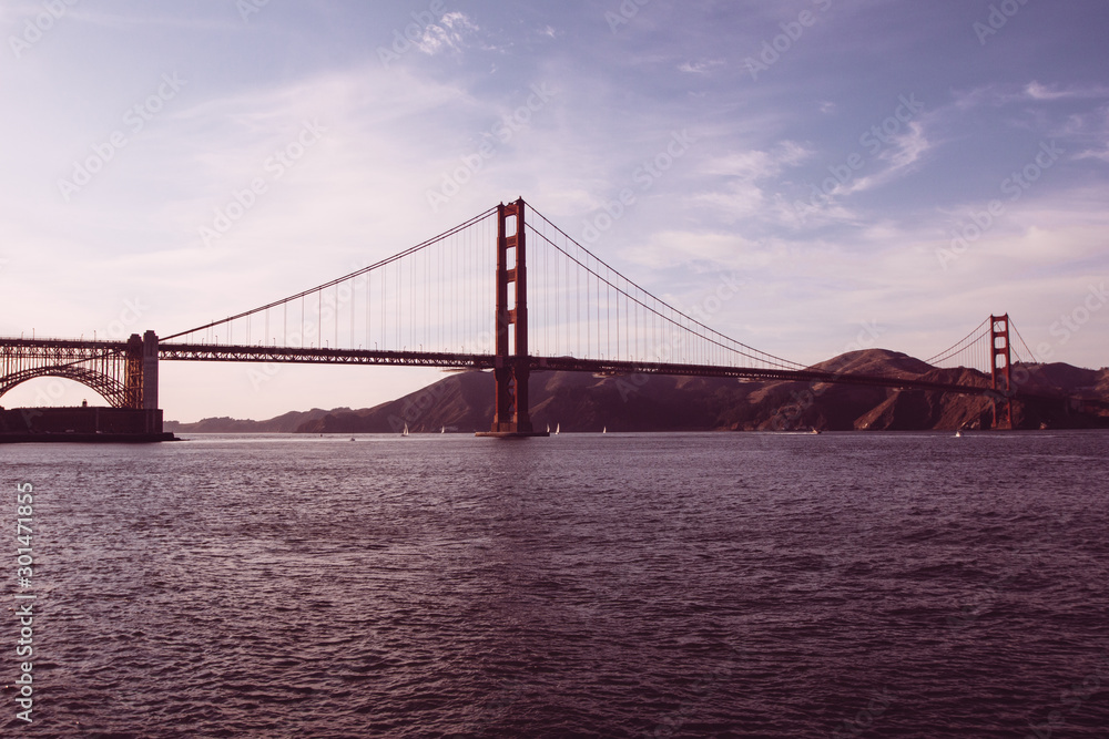 Komplette Golden Gate Bridge im Oktober 2019