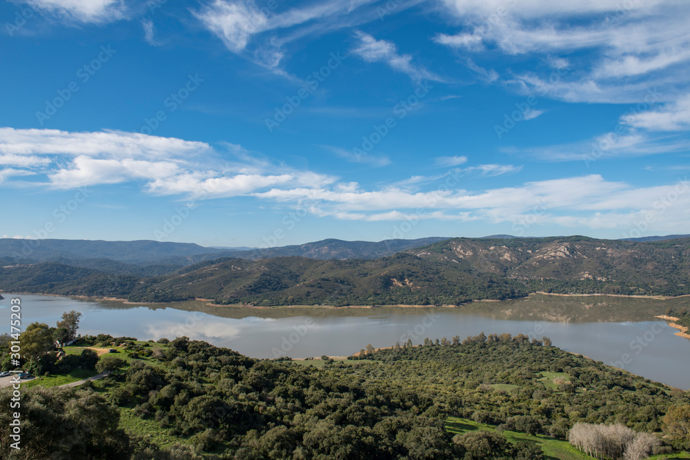 Embalse de Guadarranque, en la provincia de Cádiz, Andalucía, España Embalse de Guadarranque, en la provincia de Cádiz, Andalucía, España