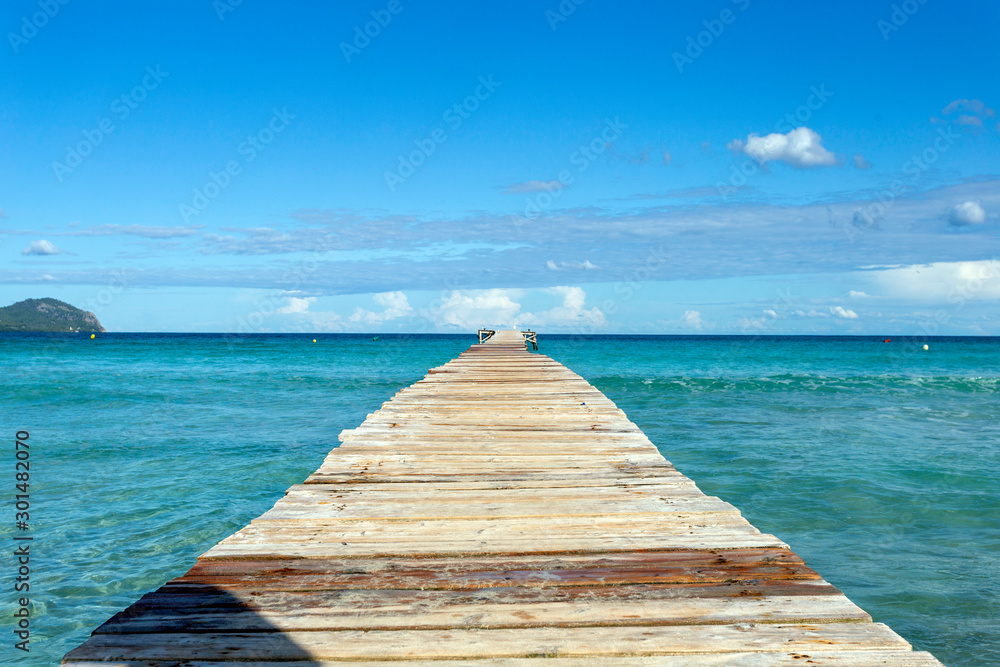 Fototapeta premium Drewniane molo przy plaży Playa de Muro na Majorce