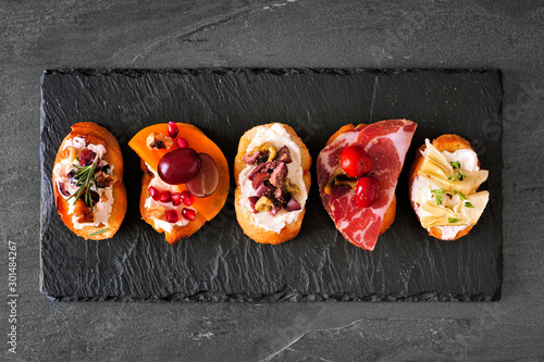Valokuva Mixed crostini appetizers with a variety of toppings