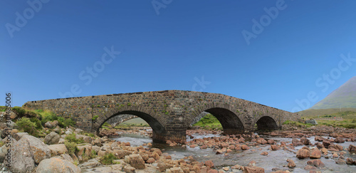 Sligachan alte Br  cke auf der Insel Isle of Skye in Schottland