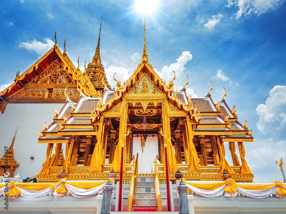 Fototapeta premium Phra Maha Prasat group in The Royal Grand Palace, Phra Borom Maha Ratcha Wang - one of the most popular tourist attractions in Bangkok, Thailand