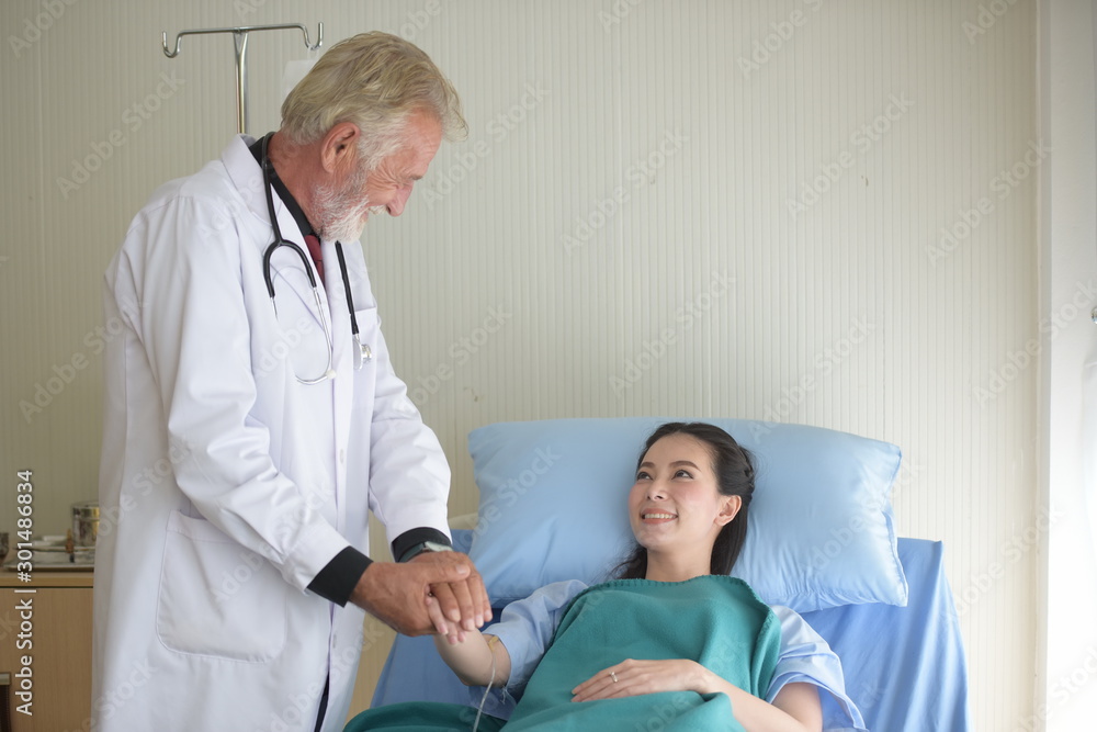 Obraz premium The doctor is taking care of the patient and checking the body and talking to the patient at the hospital.