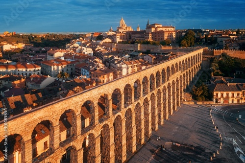 Fotografia Segovia Aqueduct and city architecture