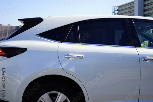 車　SUV　パーツ　部品　白　リア　テール　ライト　ウインカー　後ろ半分　後側　マンション © Nobuaki Aoki