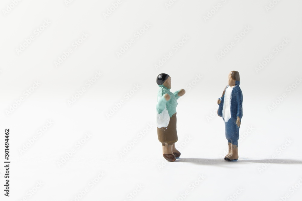 話をする二人の女性 話をする二人の女性