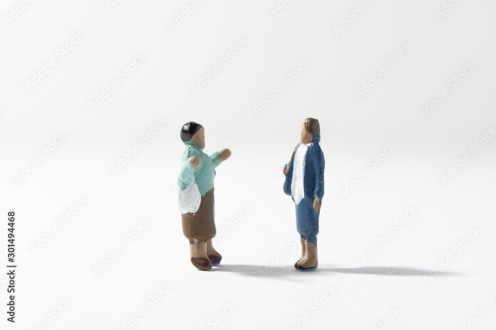話をする二人の女性