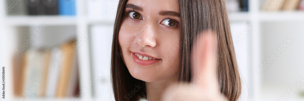 Obraz premium Smiling female doctor showing ok sign