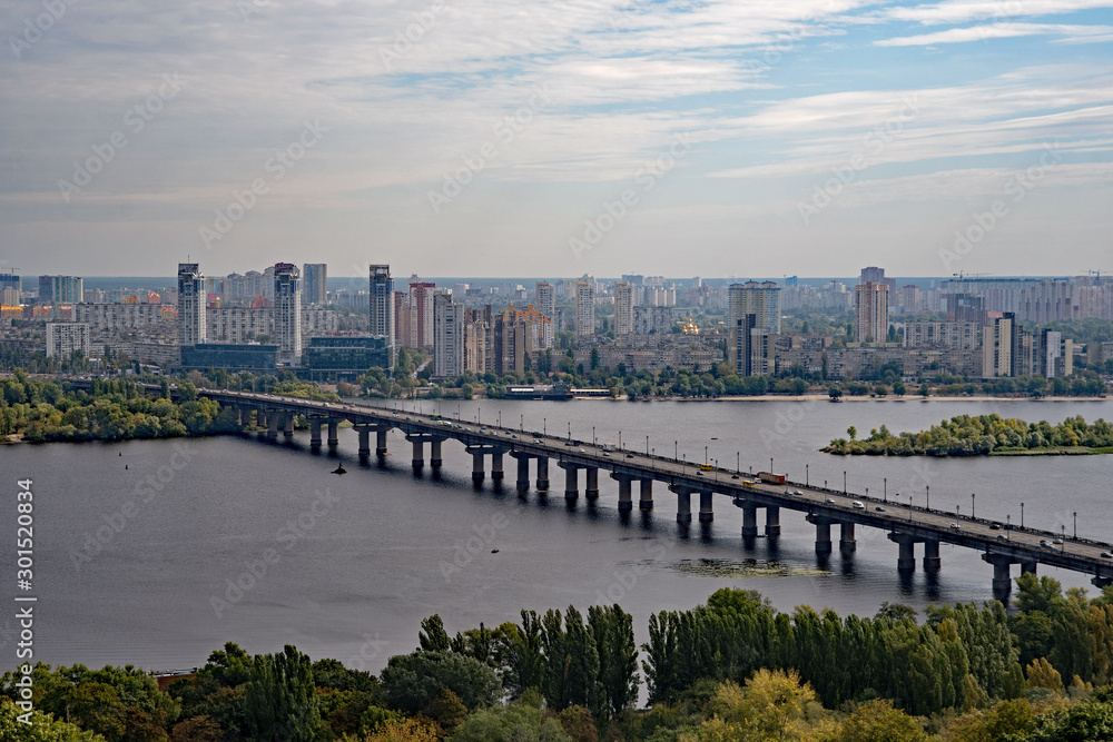 Blick über den Fluss Dnjepr auf die Hochhäuser von Kiew in der Ukraine