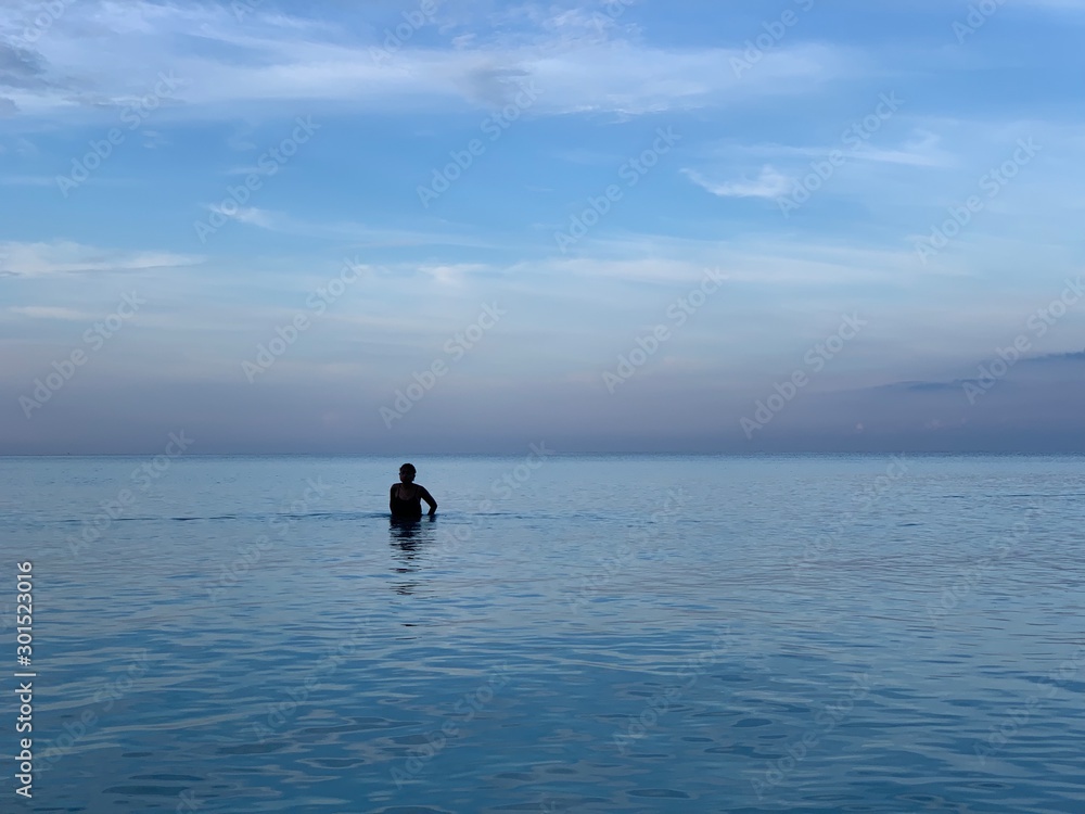 Fototapeta premium woman at the ocean