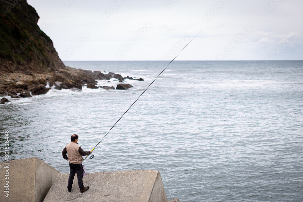Pescador en mar cantábrico (toma 2)