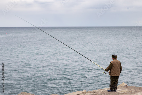 Pescador en mar cantábrico (toma 1) © PeterPunk