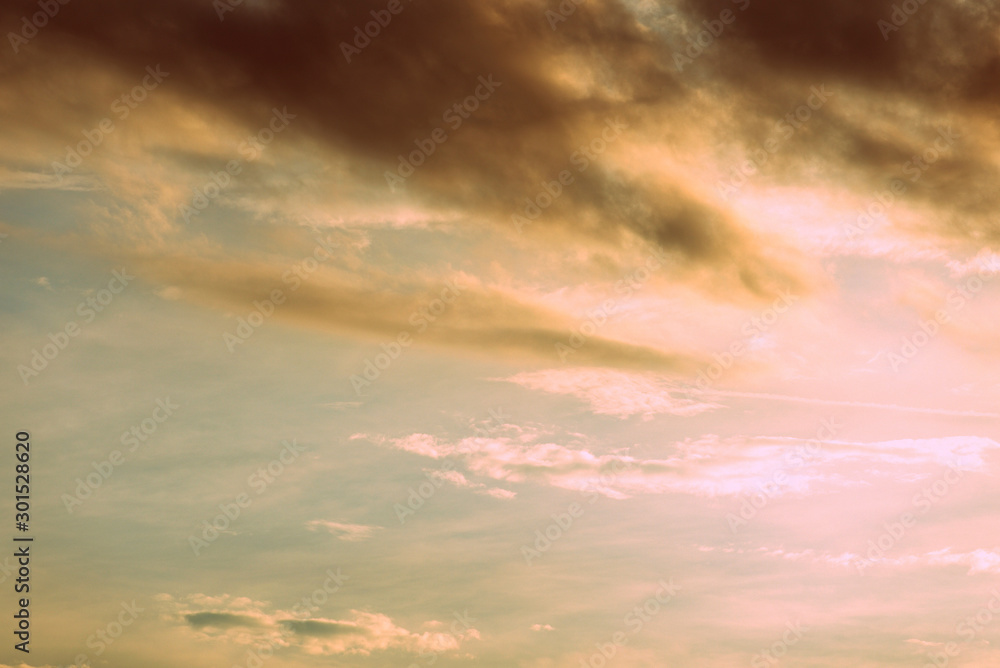 Obraz premium Dramatic cloudy sky in the evening. Natural abstract background