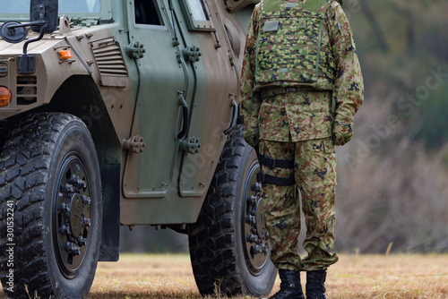 装甲車と自衛官