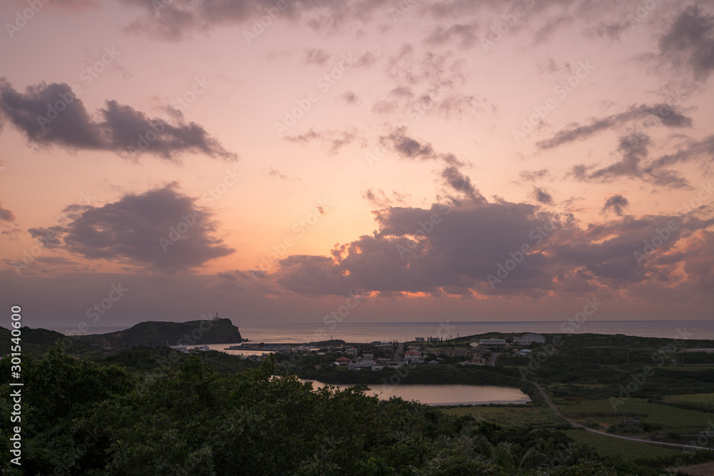 沖縄県与那国島　西崎灯台のある夕日の景色